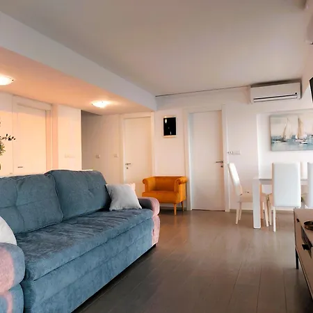 Sunset View Penthouse - Modern Three Bedroom With Amazing Sea View